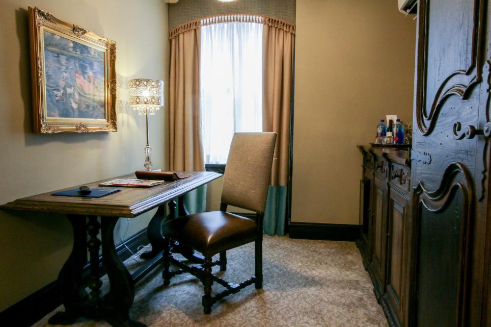 Luxury Queen Suite interior
